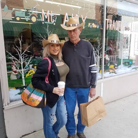 Meet your Posher, Melissa - Picture 1 of 1